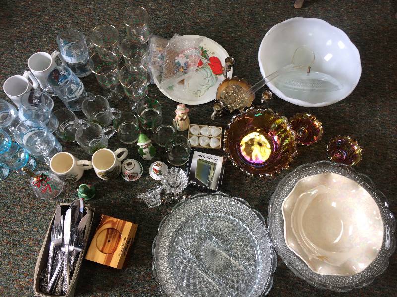 lot 22 image: Assorted VintageAntique Collectibles
