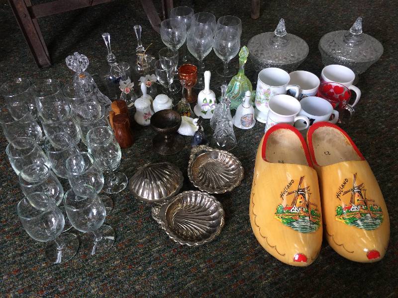 lot 23 image: Assorted VintageAntique Collectibles