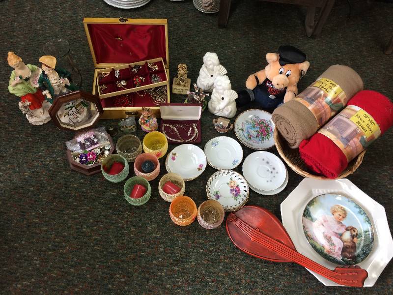 lot 25 image: Assorted VintageAntique Collectibles