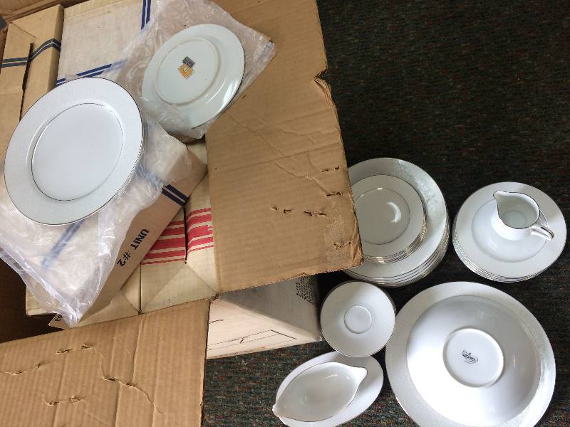 lot 26 image: Fine China