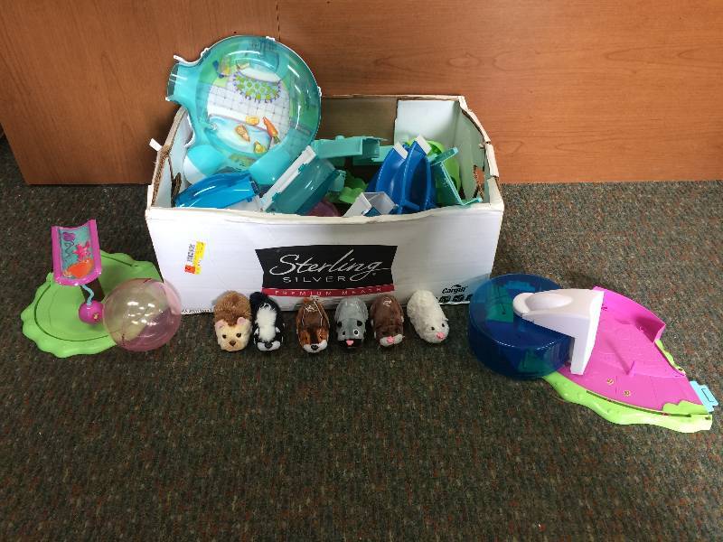 lot 29 image: Zhu Zhu Pets and Accessories
