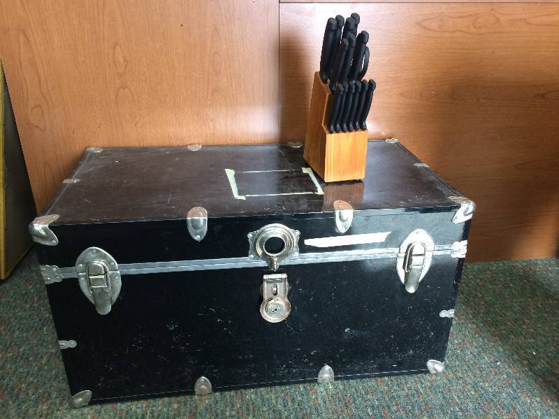 lot 31 image: Trunk and Knife Set