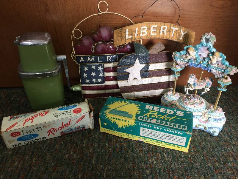 lot 32 image: Assorted Vintage Collectibles