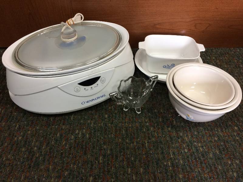 lot 47 image: Vintage Correll Crock and Bakeware
