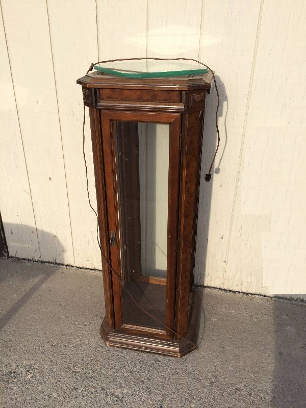 lot 45 image: Curio Cabinet