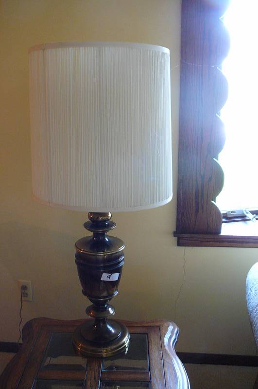lot 4 image: Table lamp