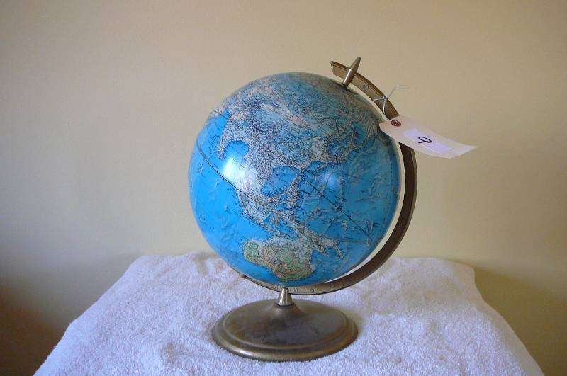 lot 9 image: World Globe