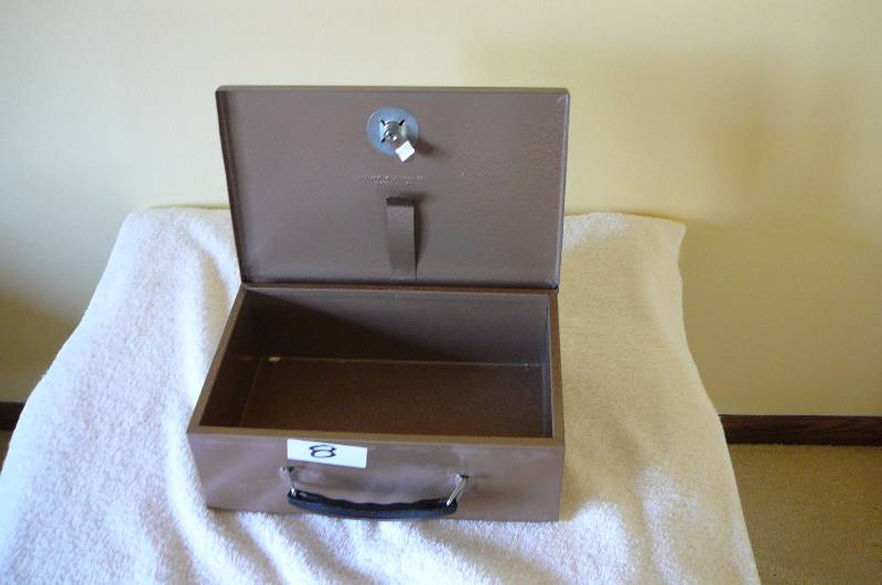 lot 8 image: Lock Box