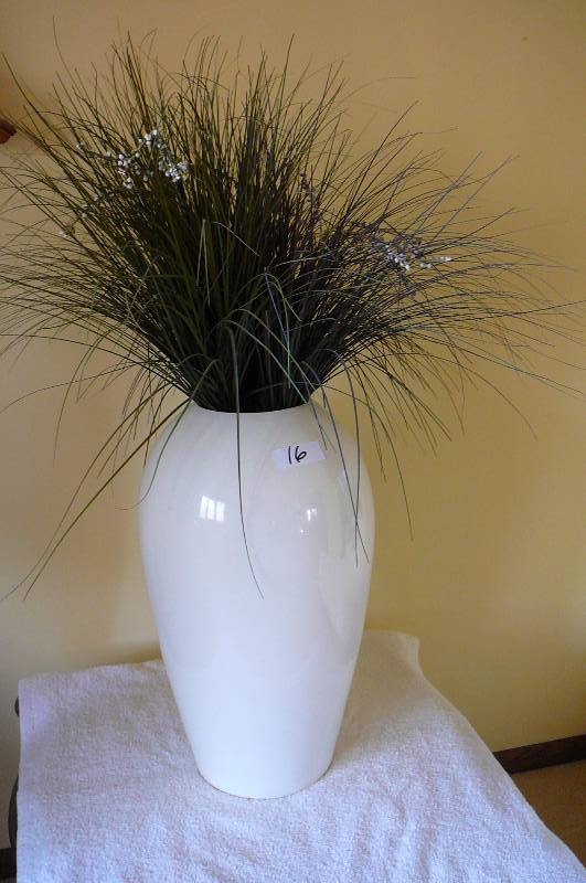 lot 16 image: Vase