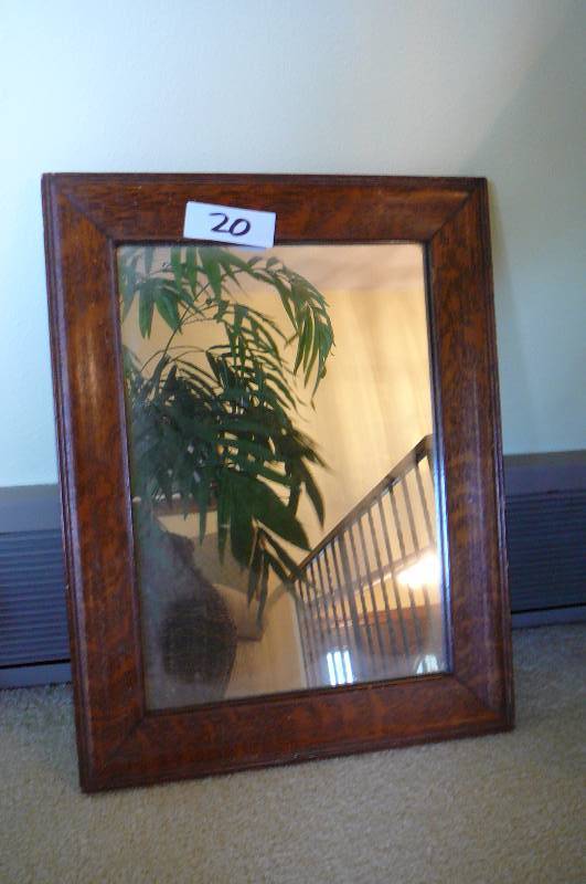 lot 20 image: Vintage Mirror
