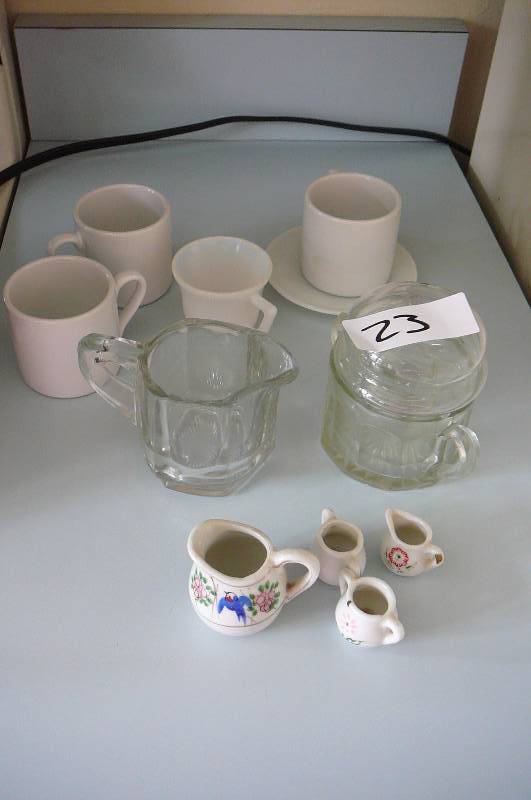 lot 23 image: Tea cups