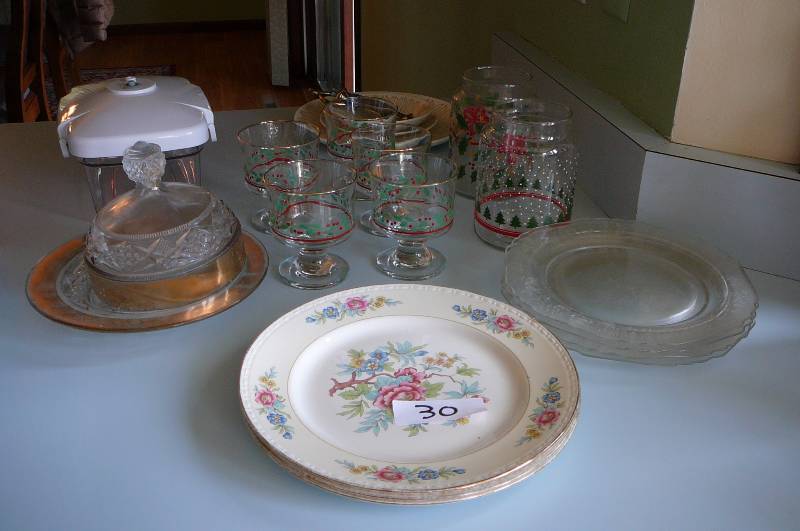 lot 30 image: Lot of Dishware