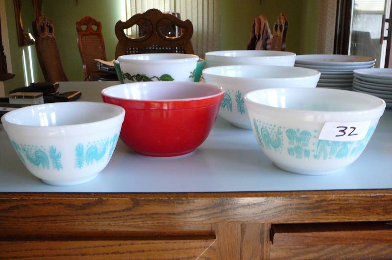 lot 32 image: Lot of Serving Bowls