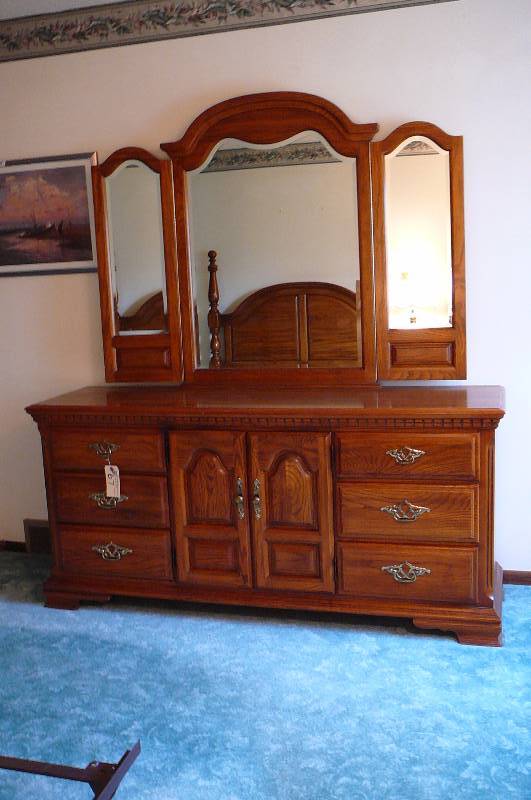 lot 67 image: Oak Dresser
