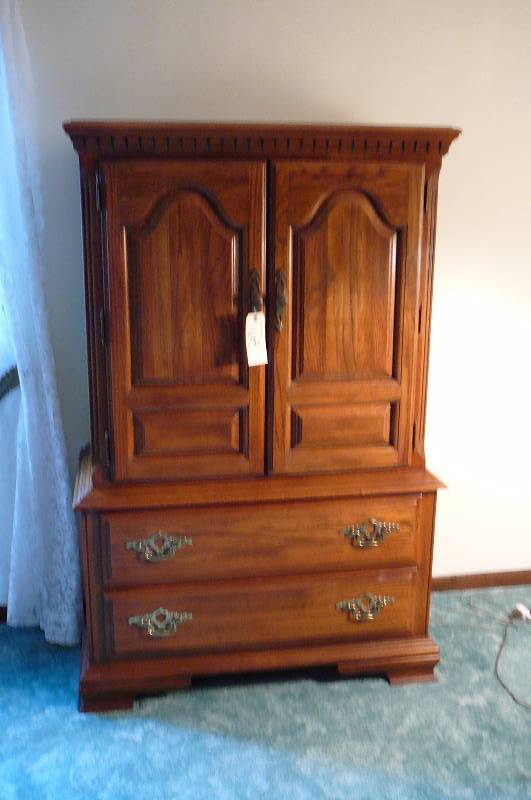 lot 68 image: Oak Dresser