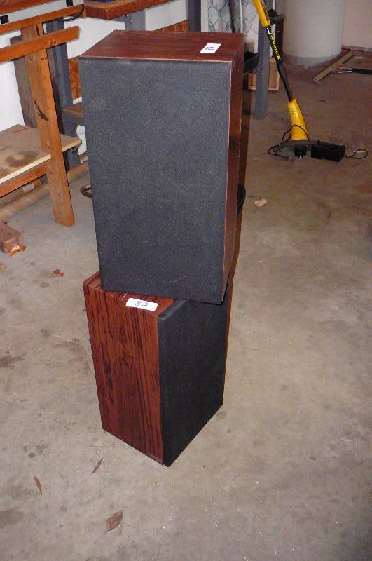 lot 82 image: Set Stereo Speakers