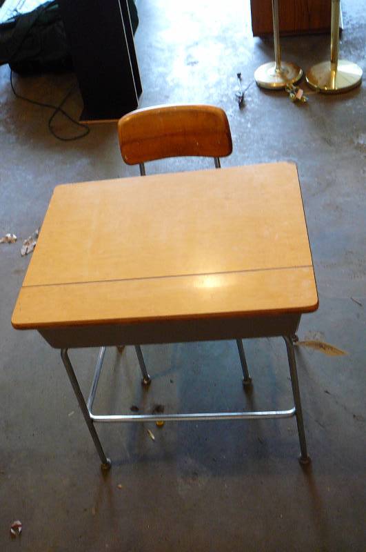 lot 84 image: Kids School Desk & Chair