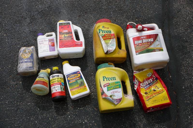 lot 118 image: Wallpaper paste, Bug killer