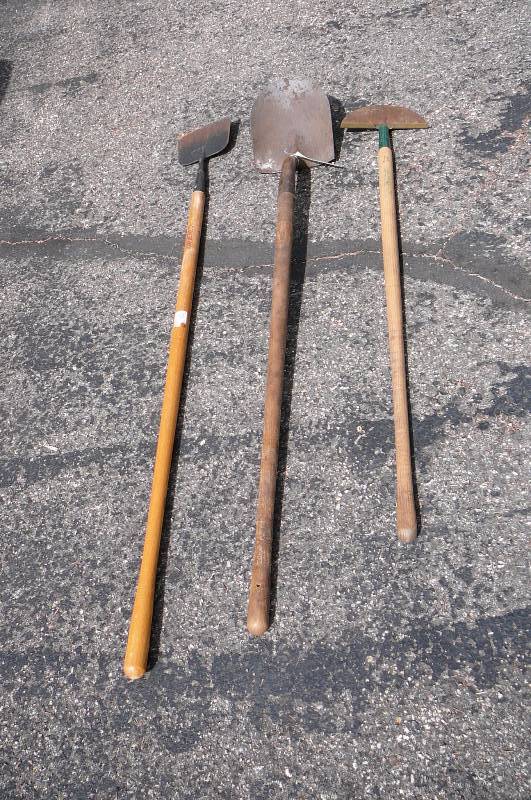 lot 125 image: Shovel, Scrapper,edger