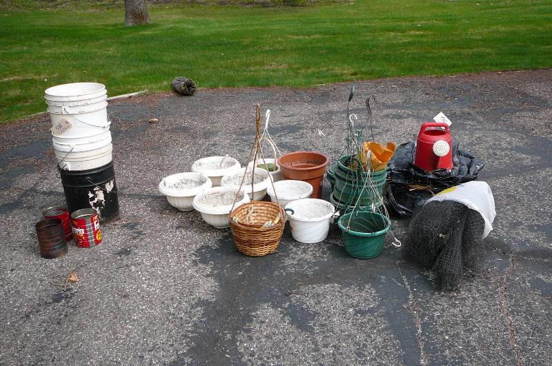lot 142 image: Planter, Buckets