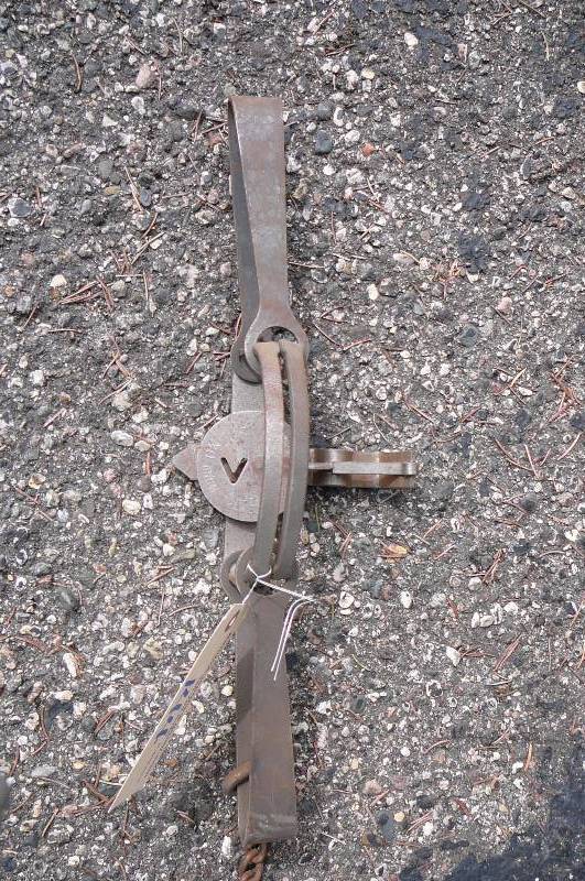 lot 144 image: Victor Lg Traps