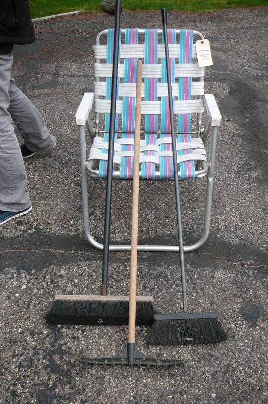 lot 161 image: Lawn chair, Brooms