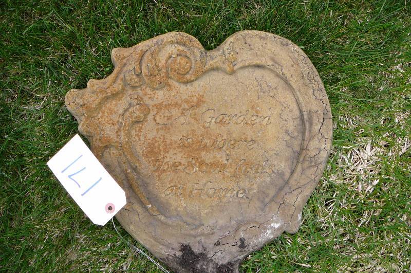 lot 171 image: Garden ornament