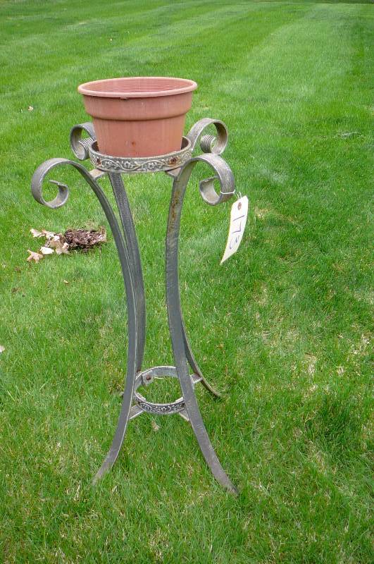 lot 173 image: Plant stand