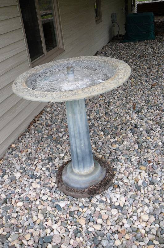 lot 186 image: Bird bath