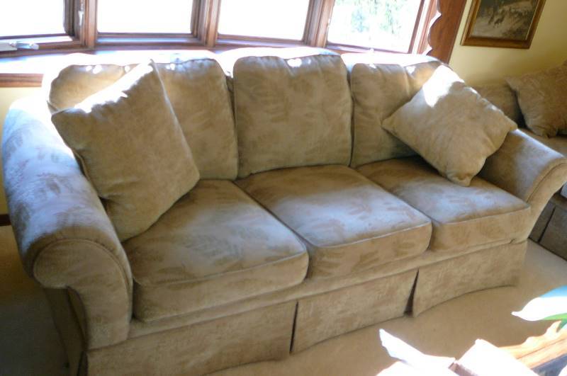 lot 196 image: Cloth Couch