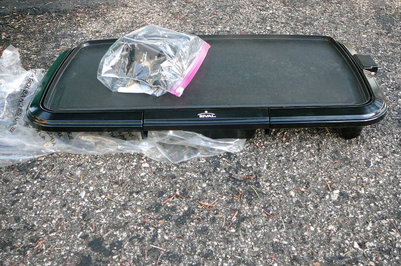 lot 204 image: Electric Griddle