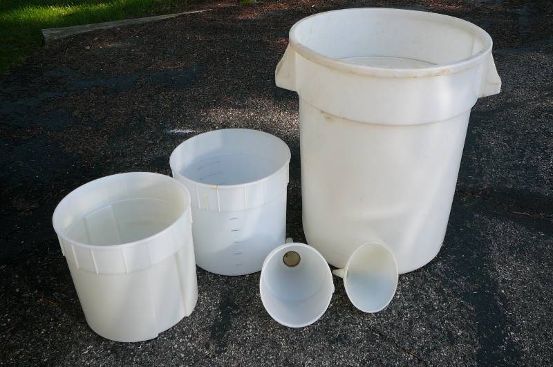lot 203 image: Lot of Food Safe Containers