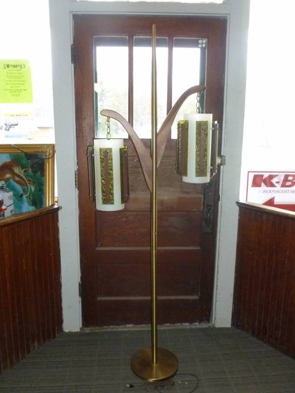 lot 4 image: Mid Century Modern Lamp