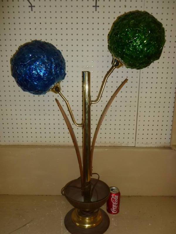 lot 5 image: Mid Century Modern Lamp