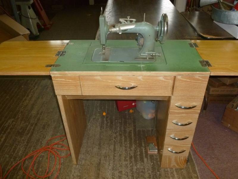 lot 8 image: Vintage Sewing Machine