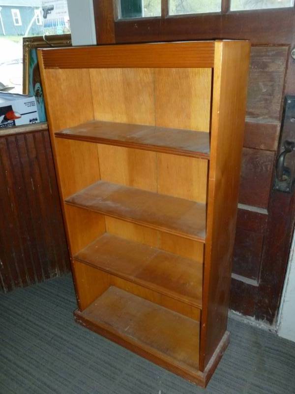 lot 9 image: Vintage Book Shelf