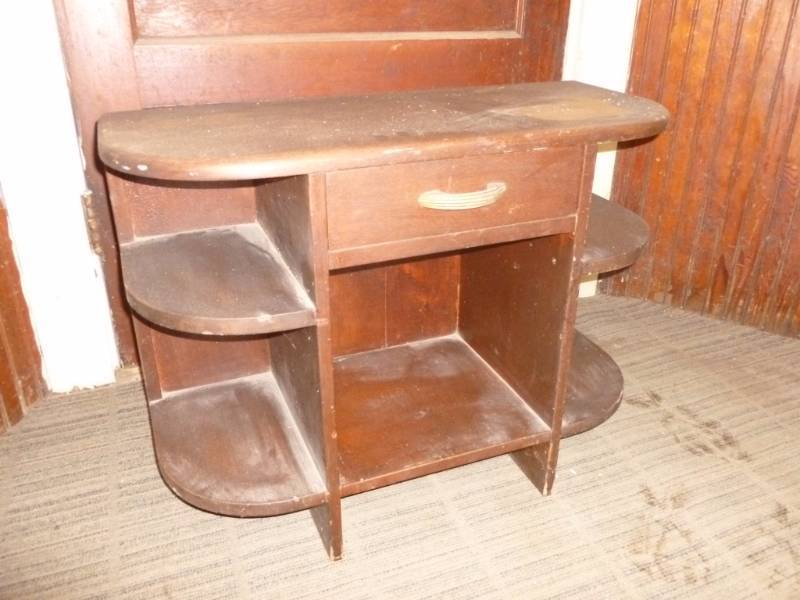 lot 13 image: Vintage End Table