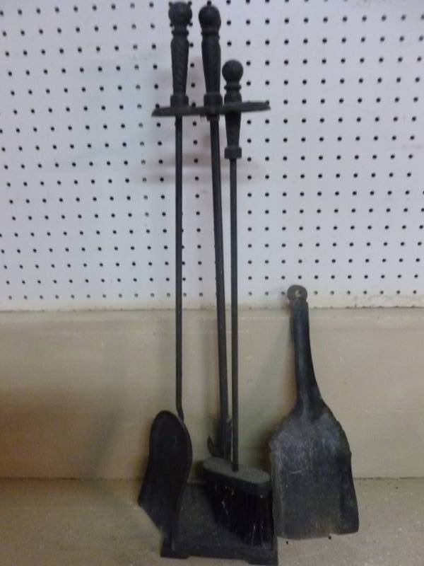 lot 14 image: Fireplace Set