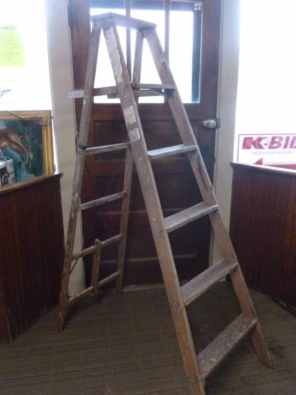 lot 16 image: Wooden Step Ladder