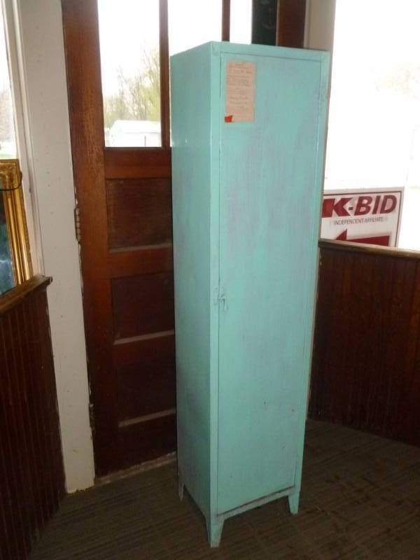 lot 17 image: Vintage Metal Cabinet