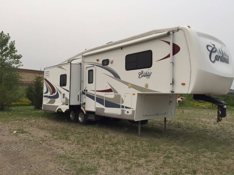 lot 6 image: 2007 32 foot Cardinal Travel Trailer by Forest River LIKE NEW