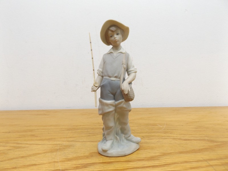 MINT Retired LLADRO #4809 Going Fishing Figurine