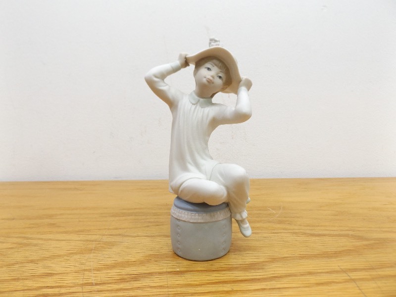MINT Retired LLADRO #1147 Girl with Bonnet Figurine