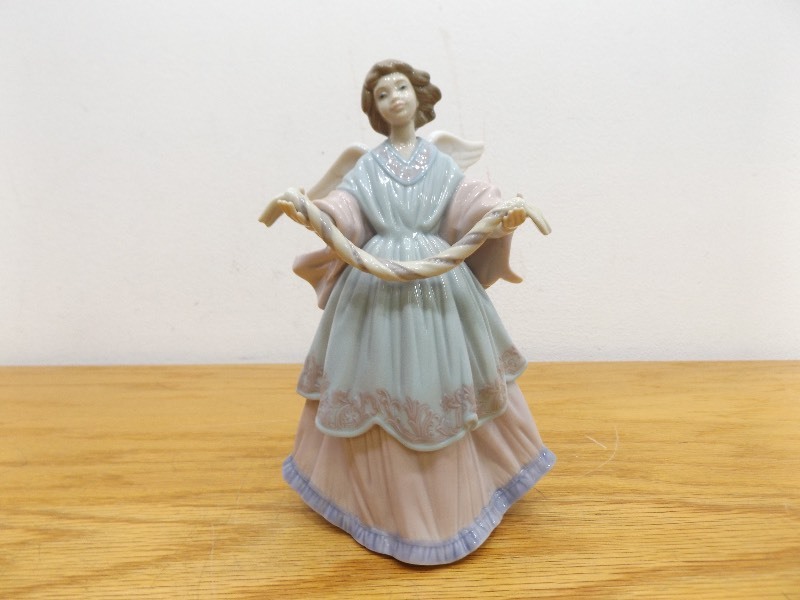 MINT LLADRO #6125 Joyful Offering Figurine