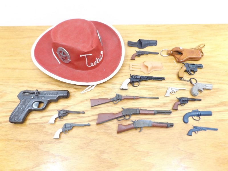 Lot of Vintage Miniature and Toy Guns, and Texas Cowboy Hat