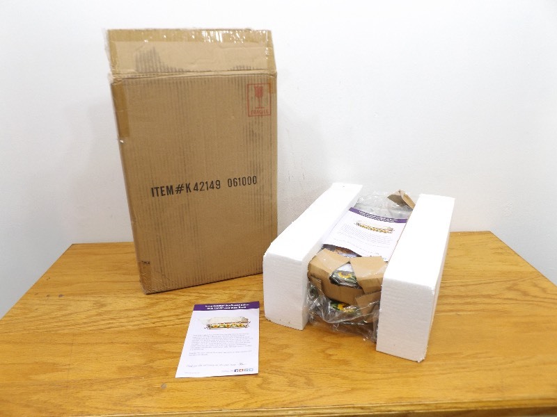 New in Box Temp-tations Sunflower Baker with Lid-It and Wire Rack