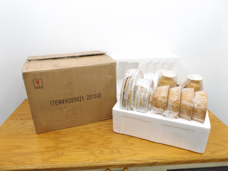 New in Box Temp-tations Floral Lace 20 Piece4-Serving Dinnerware Set