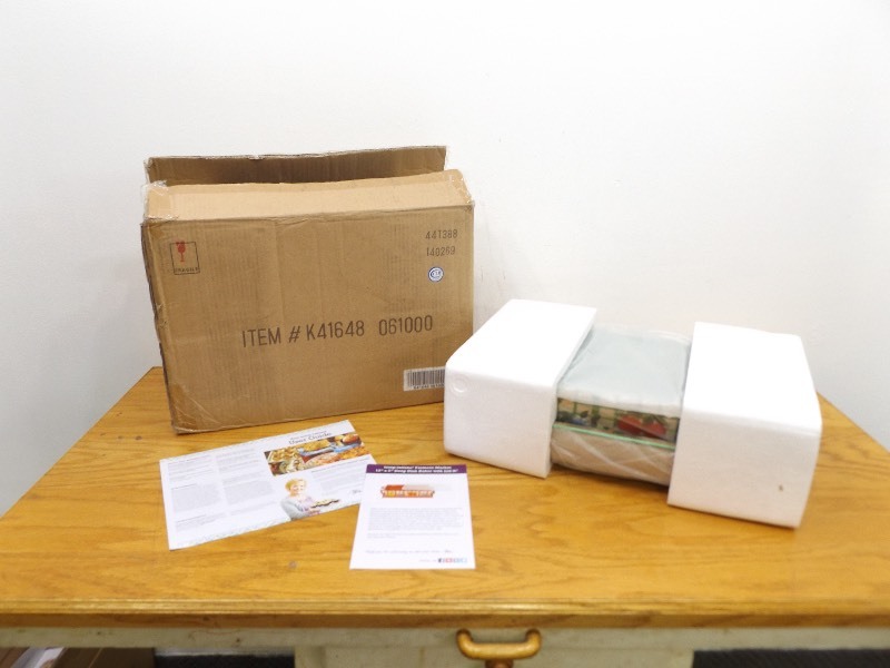 New in Box Temp-tations Farmers Market Deep Dish Baker with Lid-It