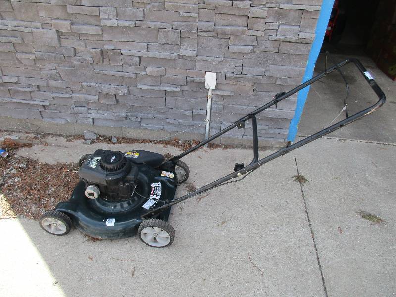 lot 6 image: Bolens 22 push mower