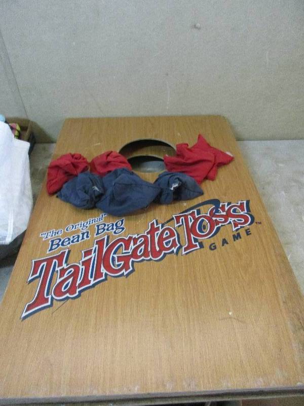 lot 10 image: tailgate toss corn hole game